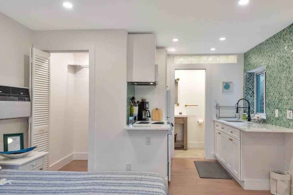 Charming Studio W Pool One Mile To Beach Pets Welcome Лейк Уърт Екстериор снимка