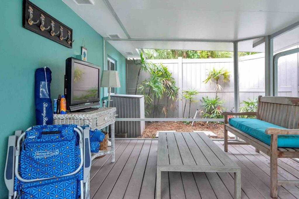 Charming Studio W Pool One Mile To Beach Pets Welcome Лейк Уърт Екстериор снимка