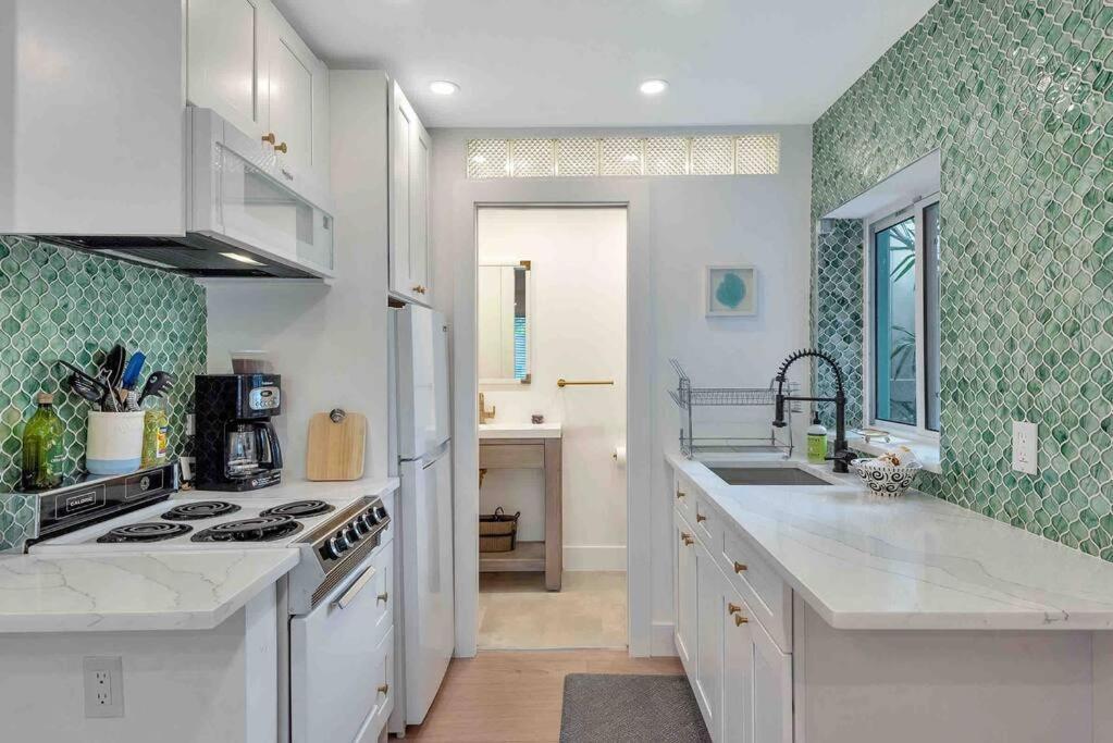 Charming Studio W Pool One Mile To Beach Pets Welcome Лейк Уърт Екстериор снимка