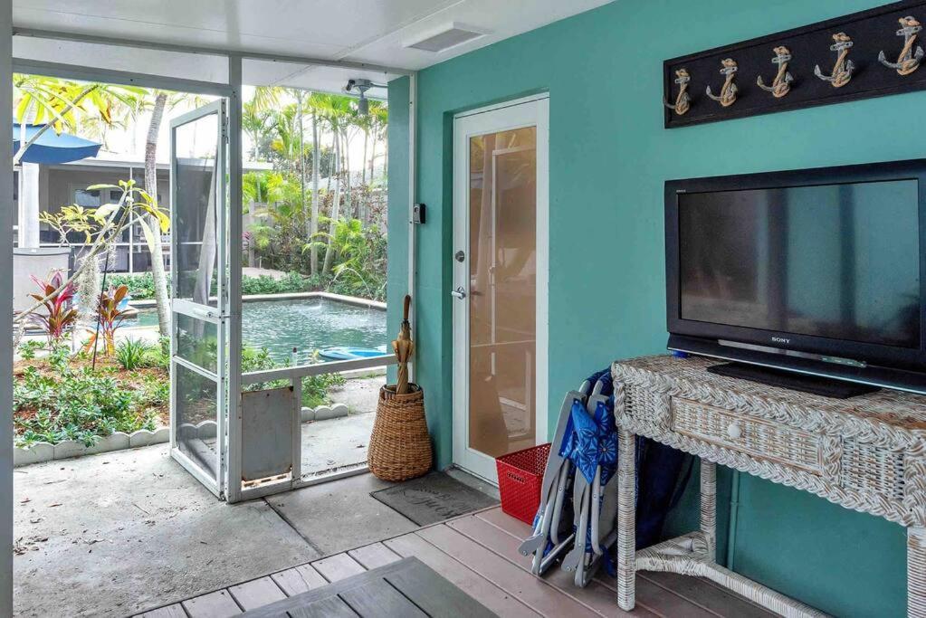 Charming Studio W Pool One Mile To Beach Pets Welcome Лейк Уърт Екстериор снимка