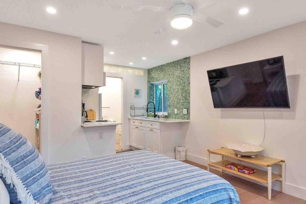 Charming Studio W Pool One Mile To Beach Pets Welcome Лейк Уърт Екстериор снимка